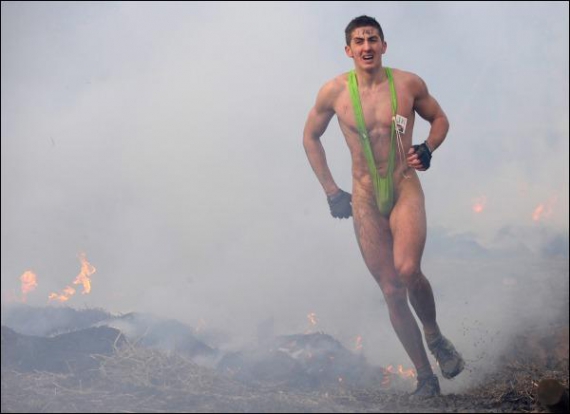 Участникам соревнований приходится раздеваться до нижнего белья, чтобы пробежать километровое поле, на котором горит торф
