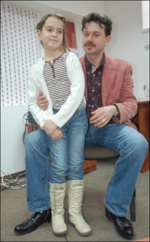 Актер Театра имени Ивана Франко Остап Ступка с дочкой Устиной на сказочных чтениях в столичном книжном магазине ”Є”
