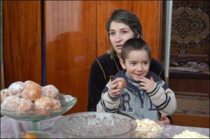 Львовянка Иванна Кисиль вместе с сыном Максимом дома, после операции
