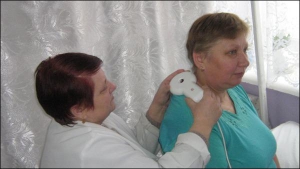 Медсестра Нина Тонкопий проводит магнитоквантовую терапию шейного остеохондроза пациентке Любови Любчак из Тульчина