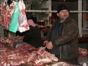 Алексей Марковский продает говядину на центральном рынке Винницы. Говорит, что большинство продавцов не вышли торговать. Селяне не сдают мясо заготовителям, ожидают повышения цены