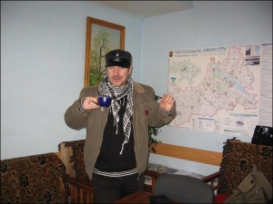 Черкаський актор Юрій Прокопчук  п’є каву еспресо. Каже, що нею рятується  від головного болю 
