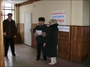 Колишній директор кам’янської музичної школи Сергій Чуприна (у центрі) розмовляє зі знайомими  у  приміщенні  райдержадміністрації. Чоловік оголосив голодування. Вимагає поновити його на посаді 