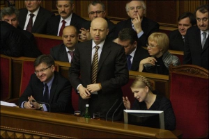 Прем’єр-міністр Юлія Тимошенко коментує бійку між ”бютівцями” та ”регіоналами” під час учорашнього засідання Верховної Ради. Поруч із нею — перший віце-прем’єр Олександр Турчинов та віце-прем’єр з питань євроінтеграції Григорій Немиря