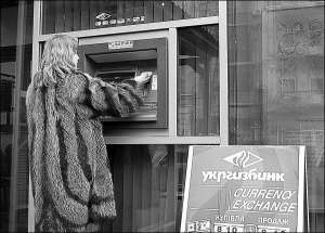 Клієнтка ”Укргазбанку” отримує  відсотки за вкладом у банкоматі відділення банку на вулиці Червоноармійській у місті Київ