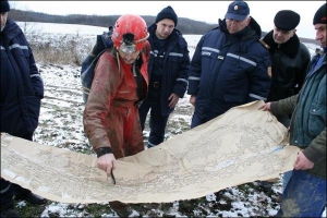 Спасатели Тернопольщины разглядывают схему пещеры, где заблудился спелеолог