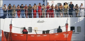 Команду судна ”Фаина” сфотографировали 19 октября 2008 года — почти через месяц после захвата. Ее вывели по требованию американского военного моряка, пожелавшего убедиться, что с заложниками все в порядке