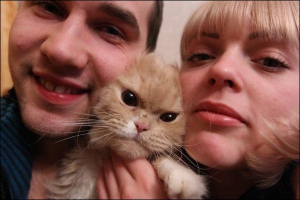 Киевляне Евгений и Лия Самсоненко приучили своего кота Беню смотреть телевизор