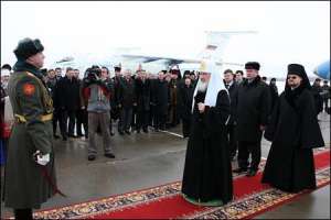 В Смоленске патриарха Кирилла встречали с почетным караулом