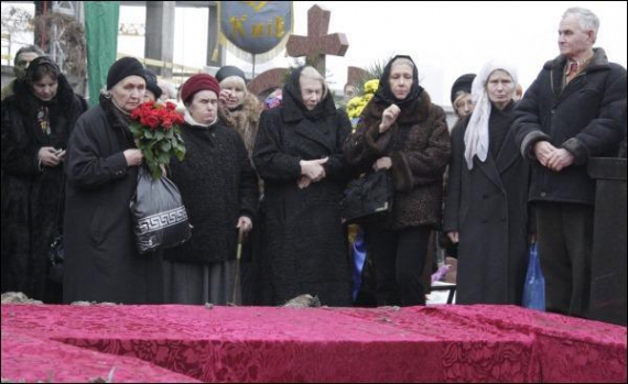 На похороні письменника Павла Загребельного: у центрі в чорному пальто дружина покійного Елла Щербань, праворуч від неї донька Марина