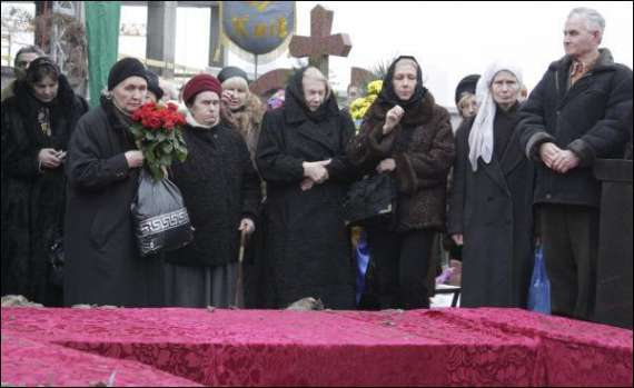 На похороні письменника Павла Загребельного: у центрі в чорному пальто дружина покійного Елла Щербань, праворуч від неї донька Марина