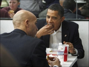 Новообраний президент США Барак Обама обідає з мером Вашингтона у фаст-фуді. Гамбургери і кока-кола — на третьому місці уподобань лідера країни після чілі з телятиною та італійської піци
