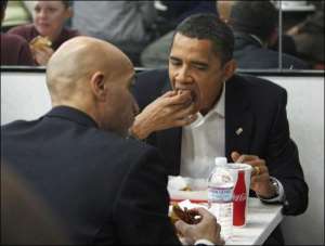 Новоизбранный президент США Барак Обама обедает с мэром Вашингтона в фаст-фуде. Гамбургеры и кока-кола — на третьем месте вкусов лидера страны после чили с телятиной и итальянской пиццы