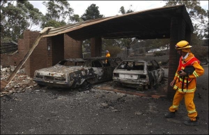 Австралійський пожежник вивчає 8 лютого рештки згорілого будинку у містечку Вендонг, що розташоване за 55 кілометрів від столиці країни Мельбурна. Востаннє схожі за масштабом руйнування пожежі в Австралії фіксували 30 років тому