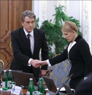 Президент Виктор Ющенко и премьер-министр Юлия Тимошенко здороваются перед началом  заседания Совета национальной безопасности и обороны во вторник