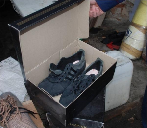 Кросівки, які шили в нелегальному цеху в селі Озера на Полтавщині
