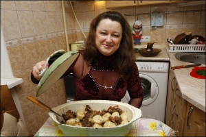 Киевлянка Жанна Евицкая картофельные полтавские галушки готовит со свиными ребрышками или уткой. Первое блюдо приготовила в пятом классе