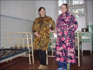 9 лютого з Градизького пологового відділення виписали двох майбутніх мам: 31-річну Наталію Яременко (ліворуч) та 34-річну Тетяну Вітневу. Тепер там пусто. Жінки категорично проти закриття відділення. Говорять, народжуватимуть під стінами лікарні