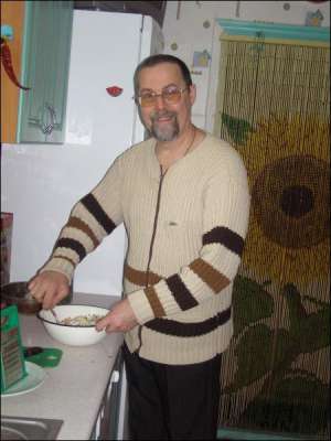На кухні свого приватного будинку у Вінниці Георгій Курков готує салат ”Життєвий”. Називає його так, бо там життєво важливі компоненти: варена селера, твердий сир, шинка, цибуля, яблука, кукурудза, спеції та майонез
