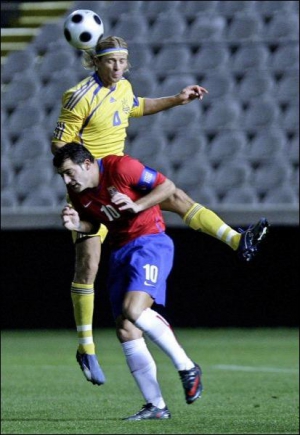 Анатолий Тимощук (№4) в отсутствие Андрея Шевченко стал капитаном сборной Украины в матче против Сербии