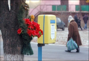 Прикручений до дерева скорботний вінок на місці загибелі киянина В’ячеслава Березки. Вінок прикріпила на столичній вулиці Юрія Кондратюка родина покійного. Чоловіка вбили взимку 2008 року. Вінок висить дотепер