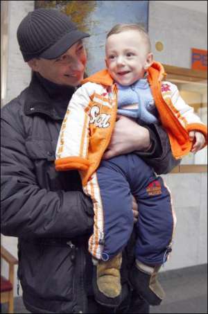 Владимир Черний с двухлетним сыном Богданом перед консультацией у невропатолога в столичном центре реабилитации