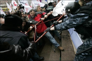 Столкновение киевлян, митинговавших против мэра Леонида Черновецкого, с милицией в четверг возле стен Киеврады. Представителей протестующих не впускали в сессионный зал городского совета, поэтому они попробовали войти в него силой