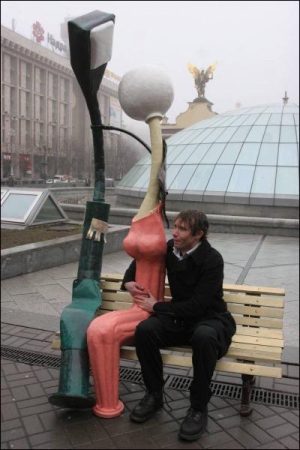 Автор памятника влюбленным фонарям, скульптор Владимир Билоконь, во время церемонии открытия в Киеве