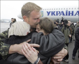 27-летний моторист ”Фаины” Павел Блиняев с матерью Марией (слева) и женой Светланой во время встречи в аэропорту ”Борисполь”