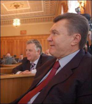 Председатель Партии регионов Виктор Янукович и лидер Компартии Петр Симоненко (слева) на вчерашнем заседании согласительного совета сидели рядом
