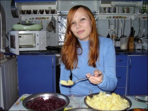 Школьница Виолетта Гукова из Миргорода на Полтавщине тайком от родителей придерживалась диеты. За 1,5 месяца похудела на 6 килограммов и из-за истощения не могла подняться с кровати. Сейчас у девушки проблемы с желудком