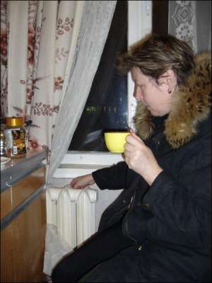 50-річна Тетяна Омеляненко у своїй ялтинській квартирі на вулиці Дзержинського одягнула куртку і п’є гарячий чай. Обігрівач зламався, а без нього температура в приміщенні знижується до 12–15 градусів тепла