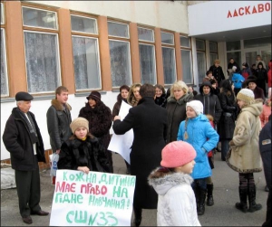 Учителя школы №33 в Черкассах во вторник утром выходят из помещения учебного заведения, чтобы идти бастовать к мэрии