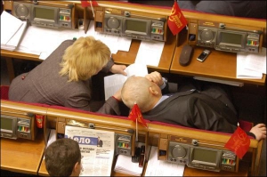 Народний депутат від Компартії Євген Мармазов нахиляється, щоб прочитати документ у своєї колеги по фракції Марини Перестенко