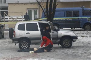 Працівники міліції оглядають тіла на перехресті вулиць Тракторобудівна та Героїв Праці у Харкові вранці 5 лютого
