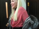 Співачка Ольга Полякова роздягається у столичному салоні краси ”Доміно” перед турніром перукарів