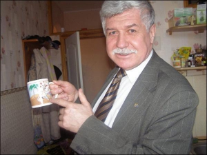На кухне своей квартиры-офиса в Виннице Валерий Палий показывает чашку, из которой пьет зеленый чай на работе. Адвокат сознается, что любит оригинальные чашки с веселыми рисунками