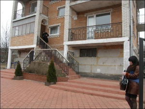 Реализатор банковского имущества из УкрСиббанка Максим Марушич вместе с коллегой показывает двухэтажный дом по улице Илика в Виннице за 220 тысяч долларов
