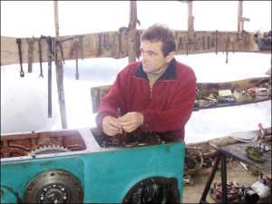 Фермер Володимир Лушпіган готується до польових робіт. У своєму  ангарі в селі Юрчиха Кам’янського району ремонтує трактор ЮМЗ