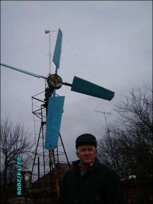 Володимир Антипенко показує  власноруч збудований вітряк біля свого будинку у селі Мартинівка Канівського району. Електроенергію, яку виробляє вітряк, чоловік використовує лише взимку 