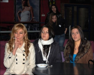 Валерия Никифорец курит в ночном клубе ”Миллениум” во время кастинга на конкурс ”Мисс Львов-2009”. Рядом сидят сестры-близнецы Оксана и Светлана Павлюк. Девушки также будут соревноваться