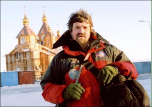 Мандрівник із Києва Микола Хрієнко біля новобудови церкви в російському Анадирі 12 листопада 2004 року