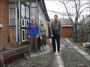 Матрос ”Фаины” Виталий Шелестов (справа) с родителями Ниной Филатовной и Анатолием Ивановичем в своем дворе в Гайсине на Винниччине