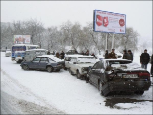 Жителі Умані Черкаської області очікують у середу зранку, доки інспектори ДАІ оформлять пригоду. 18 лютого через неочищені дороги в місті побилися 30 автівок