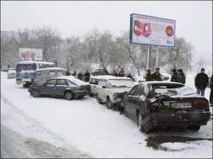 Жители Умани Черкасской области ожидают в среду утром, пока инспекторы ГАИ оформят происшествие. 18 февраля из-за неочищенных дорог в городе побились 30 машин