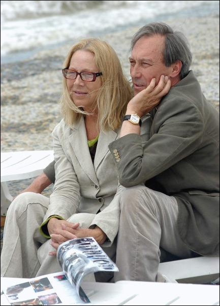Президент кінофестивалю ”Кінотавр” Олег Янковський із дружиною Людмилою Зоріною на пляжі у місті Сочі. Фото від 10 червня 2006 року