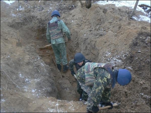 Рятувальники викопують 20 лютого німецьку авіабомбу з часів Другої світової війни біля райцентру Калинівка на Вінниччині