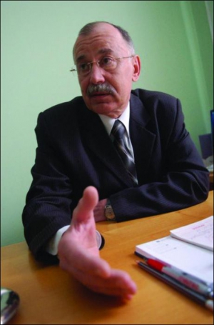 Николай Демин, бывший руководитель столичной 17-й больницы. Он работает в ней с 1976 года