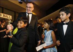 Британський режисер Денні Бойл разом із дітьми — виконавцями ролей у фільмі ”Мільйонер із нетрів”
