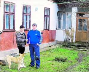 Андрей Чимкалюк с женой Светланой во дворе возле собственного дома в райцентре Косов на Ивано-Франковщине. Соседка запрещает им здесь ходить